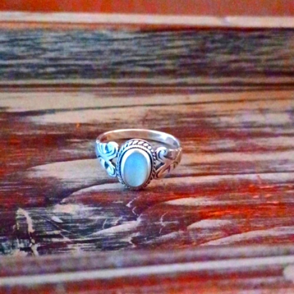 Sterling Silver Thailand Woman's 925 Oval Mother Of Pearl Ring Sz 8.5
